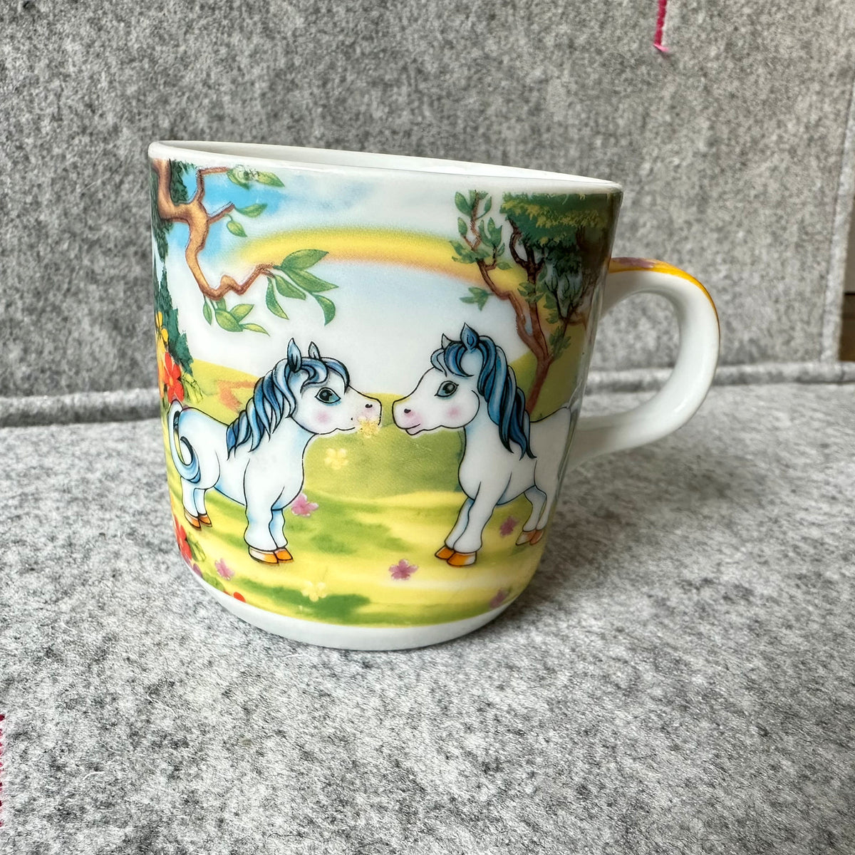 Gammelt krus med pony