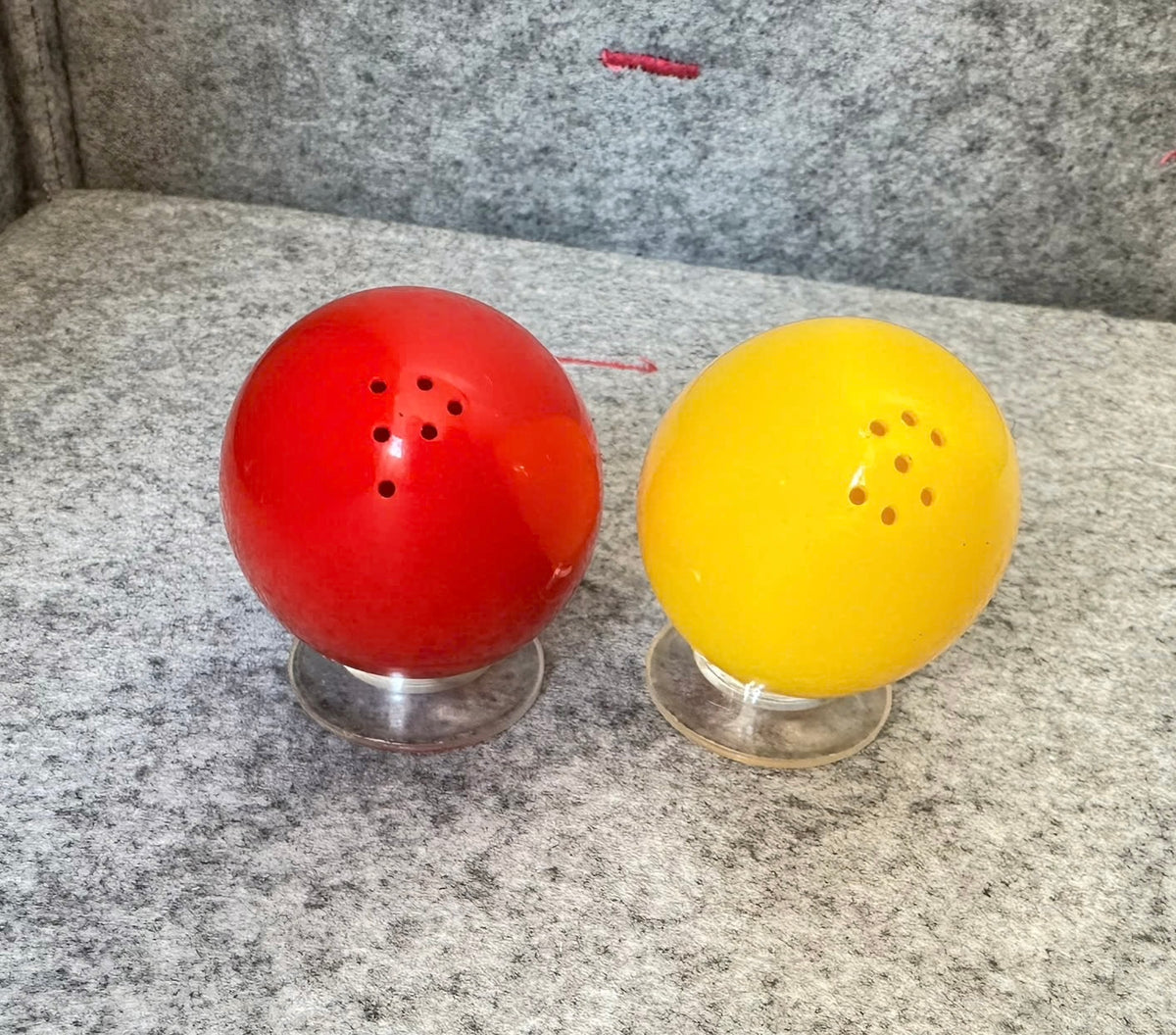 Salt og pepperbøsse formet som egg til påske (ubrukte)