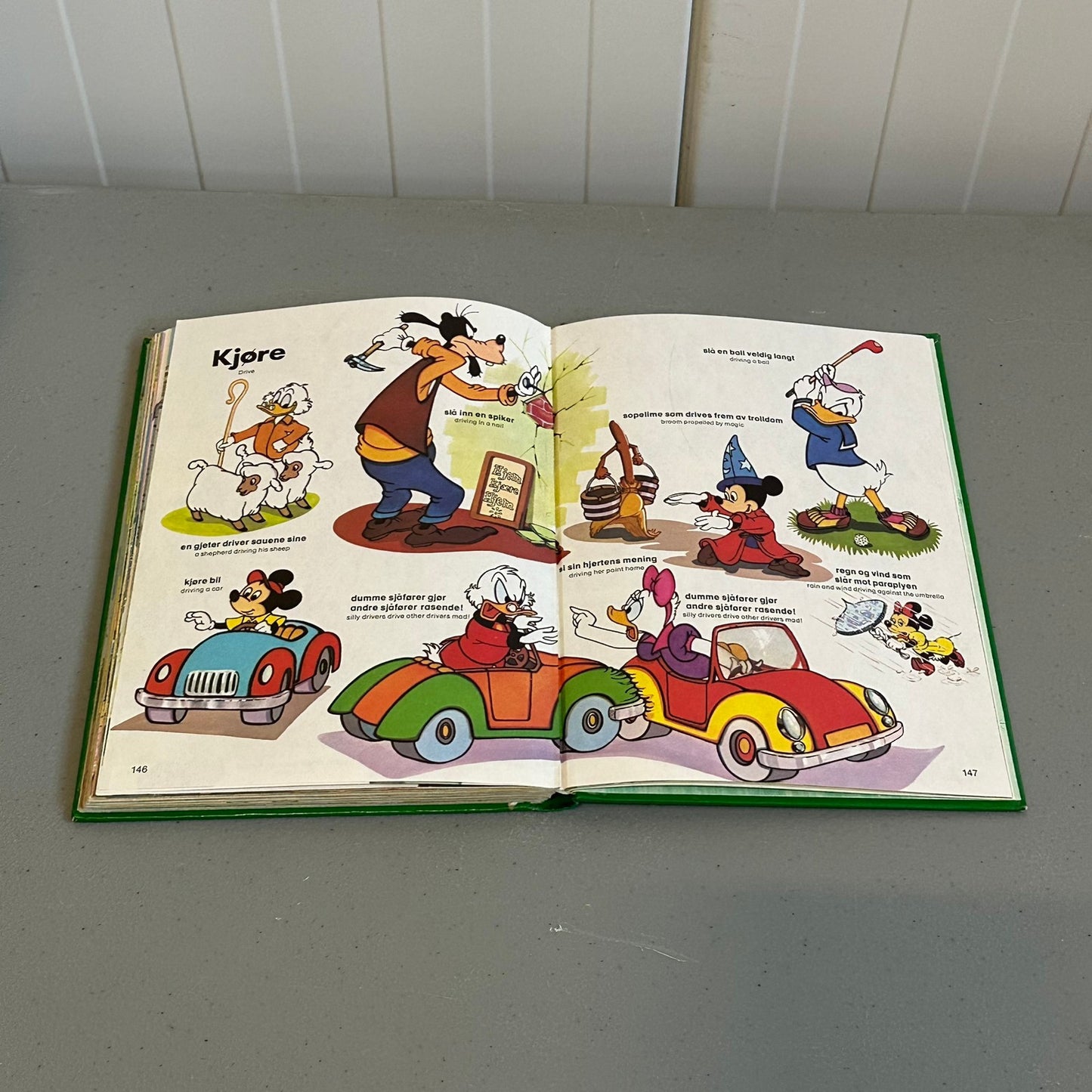 LEK MED ORD: Verber - Walt Disney bok fra 1976