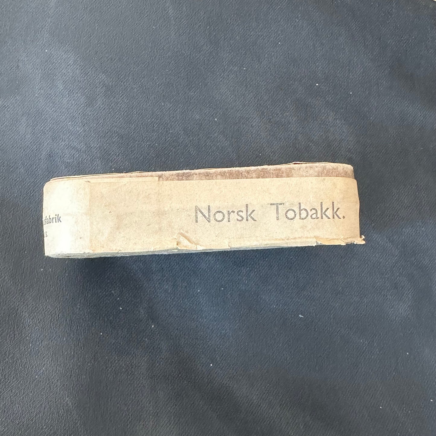 Gammel boks med vi NORSK TOBAKK