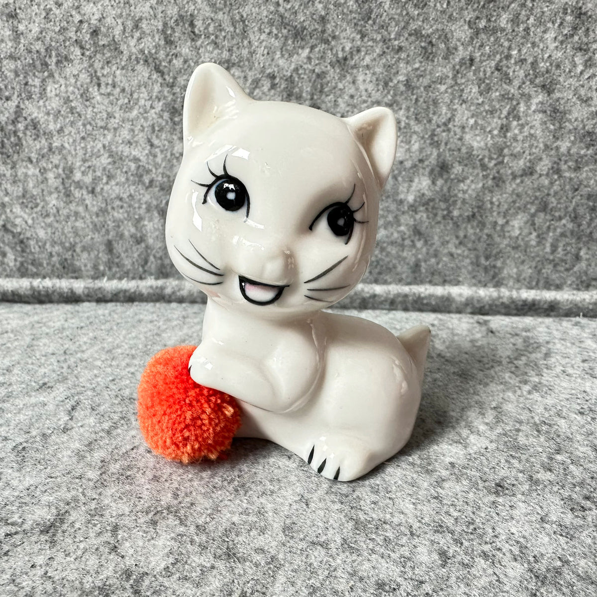 2 skjønne katter i porselen med ball av garn - vintage !