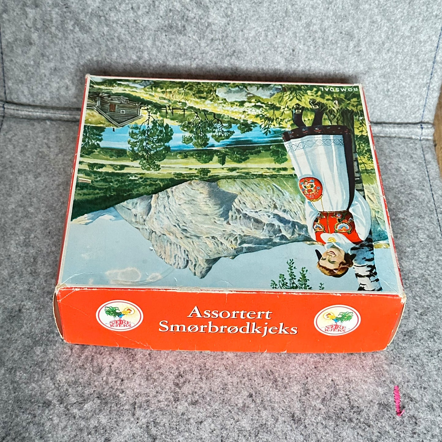 Gammel SÆTRE KJEKS eske i kartong fra 1946