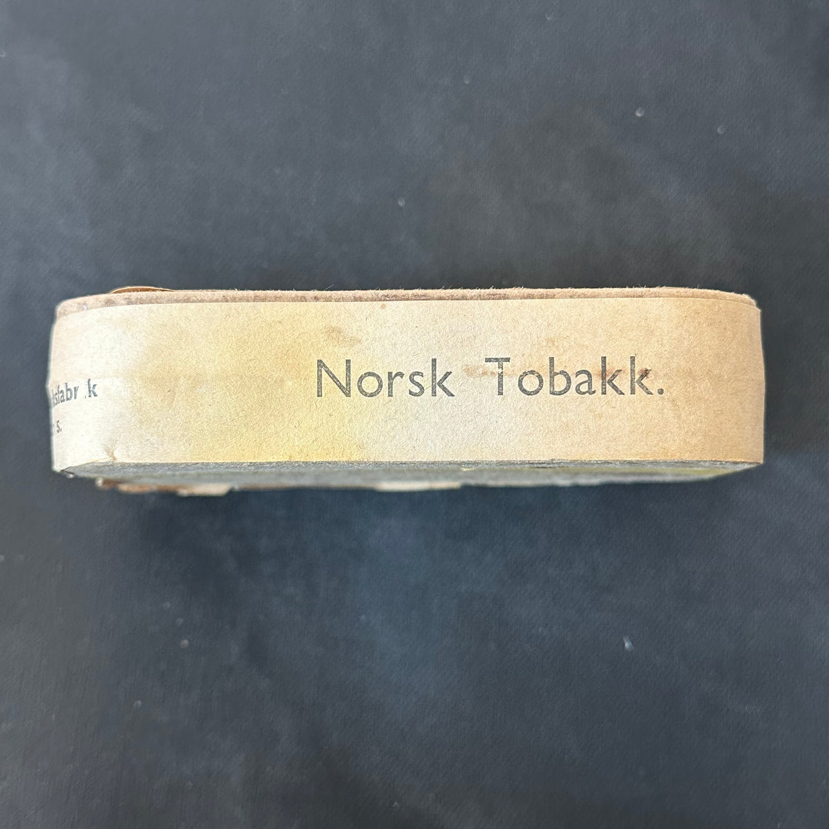 Gammel boks med vi NORSK TOBAKK