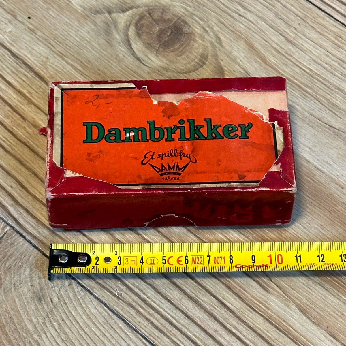 Gammel DAM eske fra DAMM med innhold
