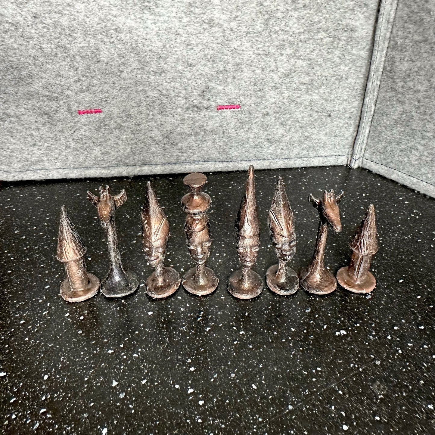 Vintage Svært sjeldent afrikansk Makonde-sjakk-figurer i metall.