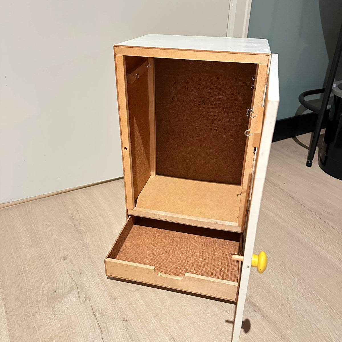 Gammelt klesskap / garderobe fra BRIO (passer til feks Barbie) fra 1960-talley