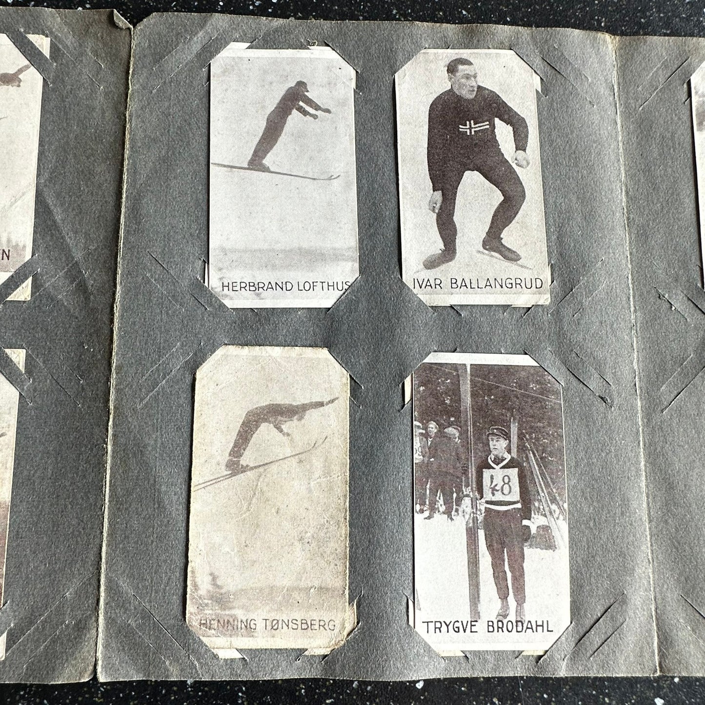 Gammelt samlealbum fra J. L. Tiedemanns - komplett med 48 samlekort