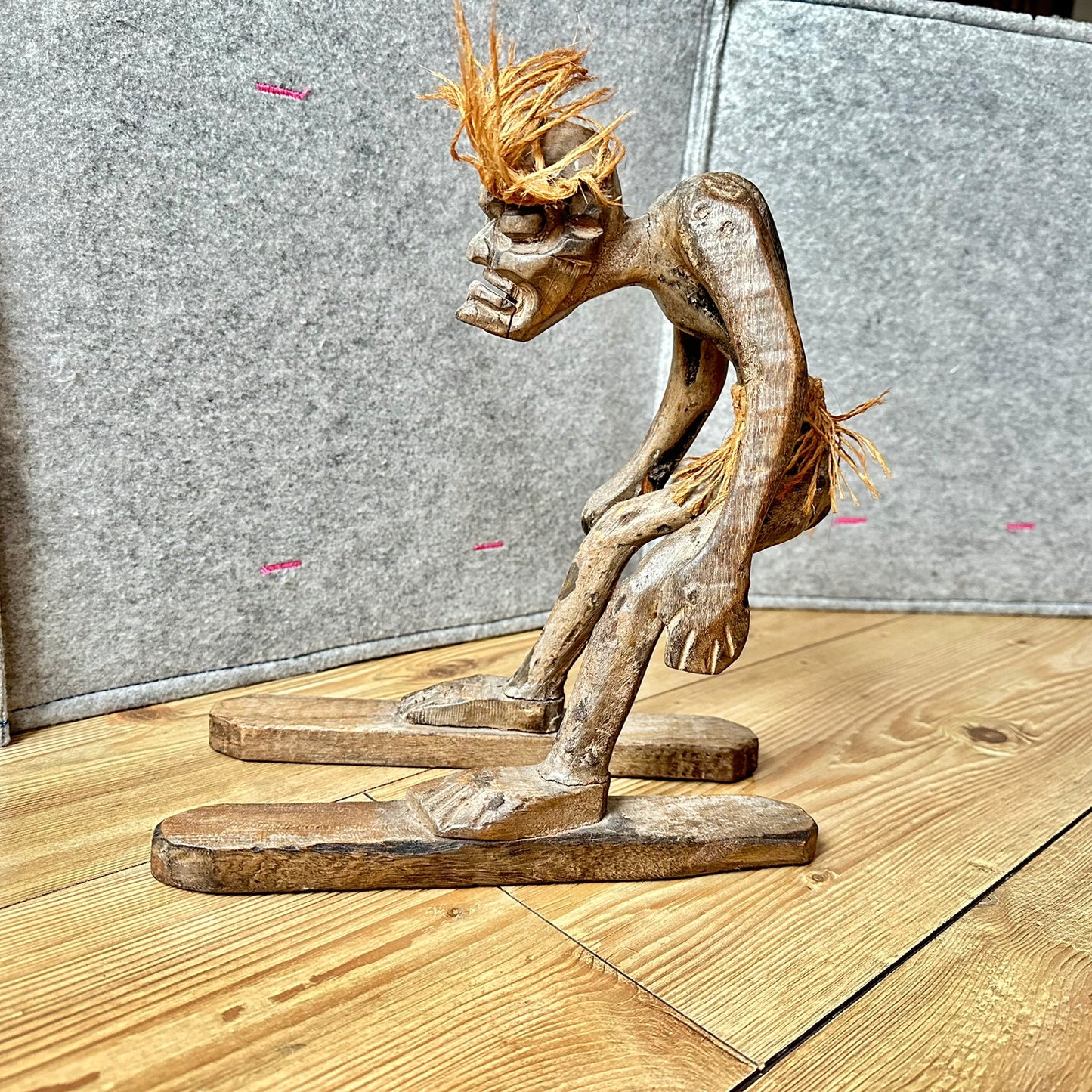 Vintage trefigur på ski fra 1970-tallet