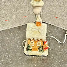 Bordlampe med stilig pepperkakehus og snømann i keramikk