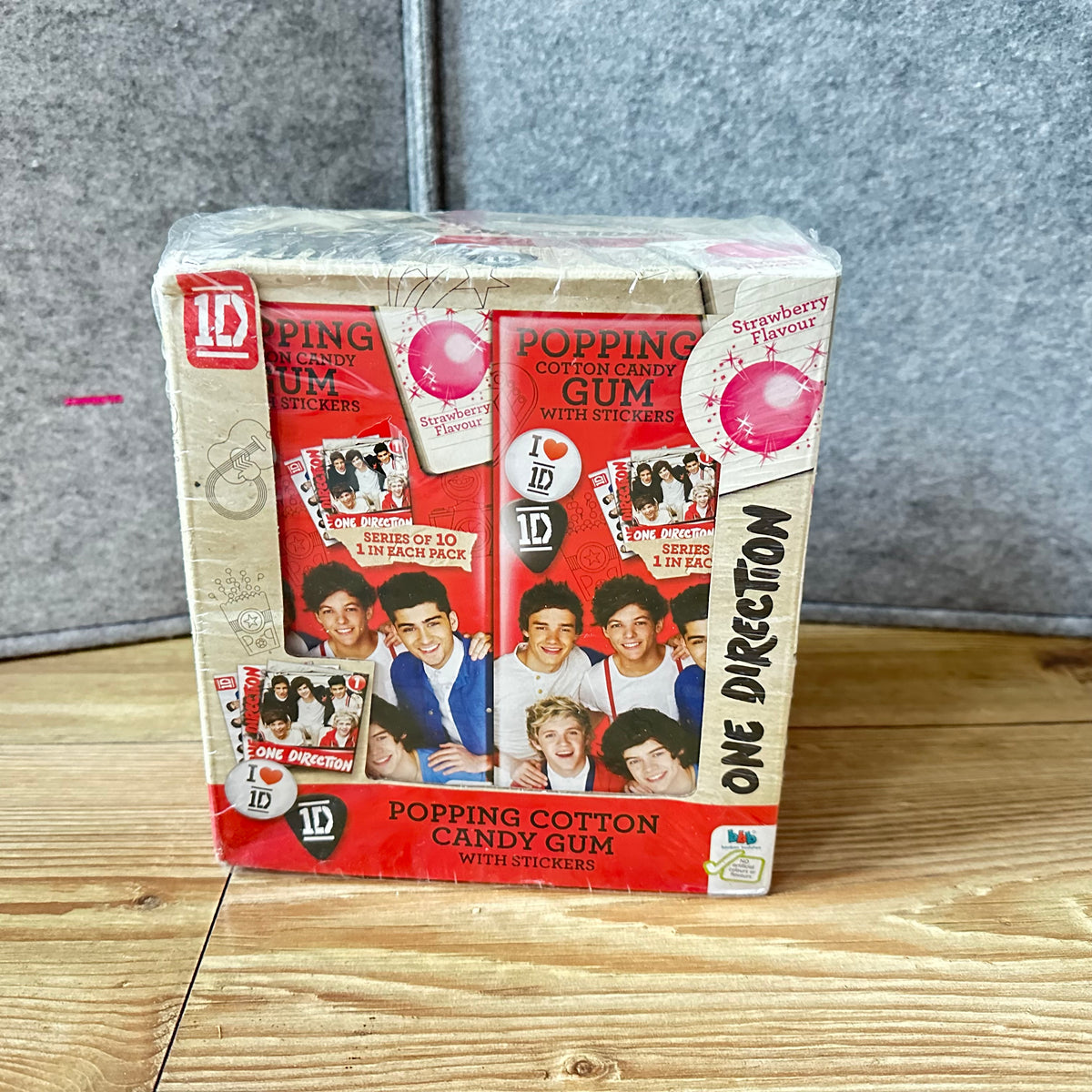 One Direction 
"Popping Cotton Candy Gum & stickers" (hel eske)