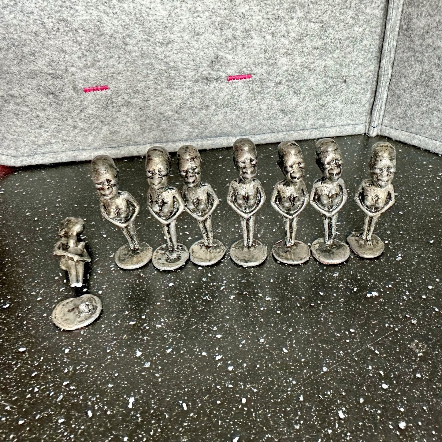 Vintage Svært sjeldent afrikansk Makonde-sjakk-figurer i metall.