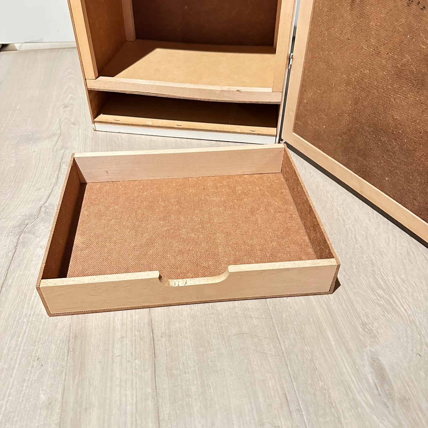 Gammelt klesskap / garderobe fra BRIO (passer til feks Barbie) fra 1960-talley
