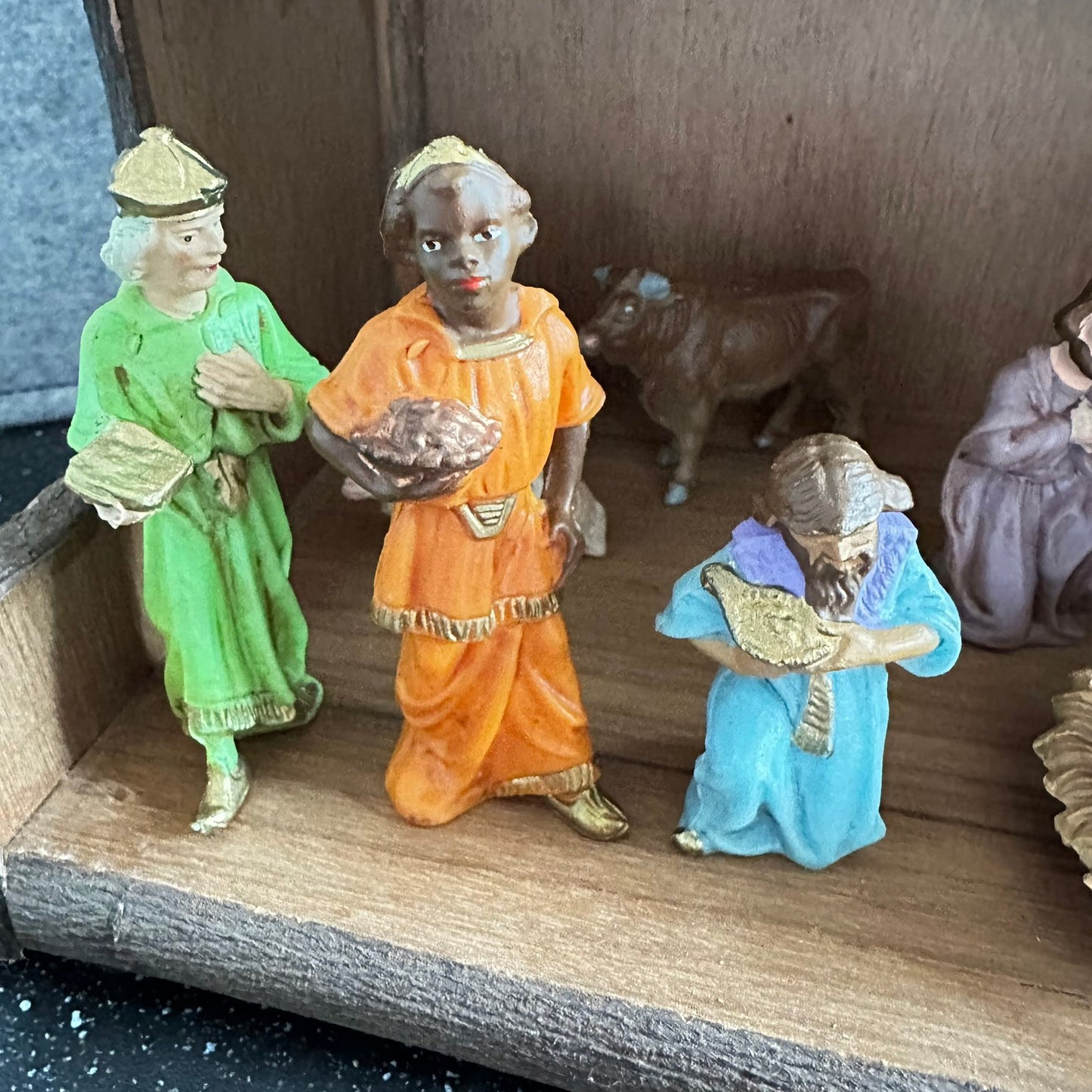 Gammel og stor Julekrybbe i tre med figurer i plast
