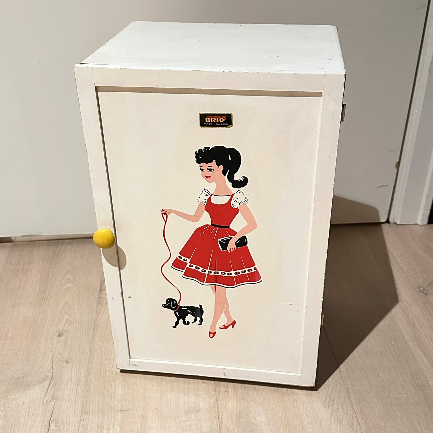 Gammelt klesskap / garderobe fra BRIO (passer til feks Barbie) fra 1960-talley