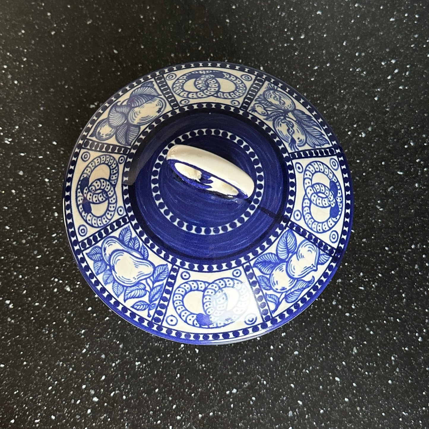 Flott kakeboks i porselen med stilig mønster fra Tyskland, 1985