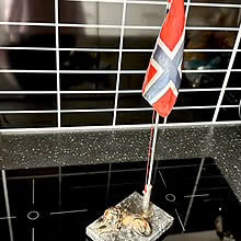 Antikk bordsflagg med Norges flagg og stilig løve
