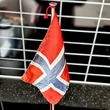 Antikk bordsflagg med Norges flagg og stilig løve