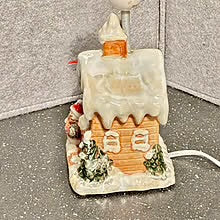 Bordlampe med stilig pepperkakehus og snømann i keramikk