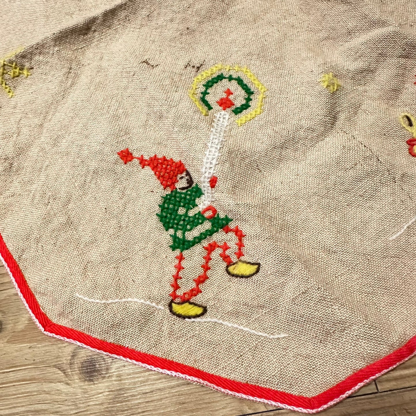 Håndbrodert juletreteppe / juletrematte