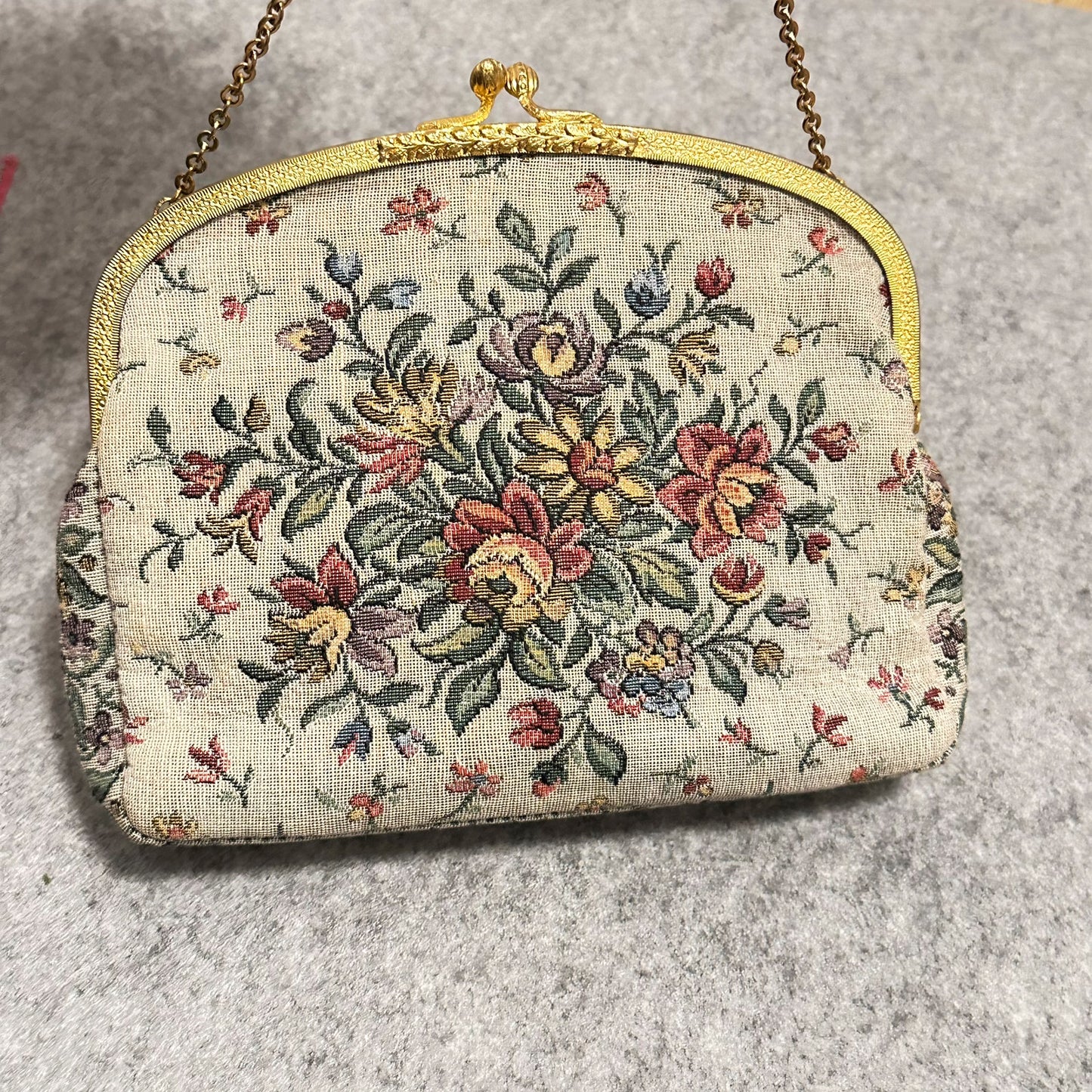 Vintage selskapsveske i tekstil med blomster. I flott stand