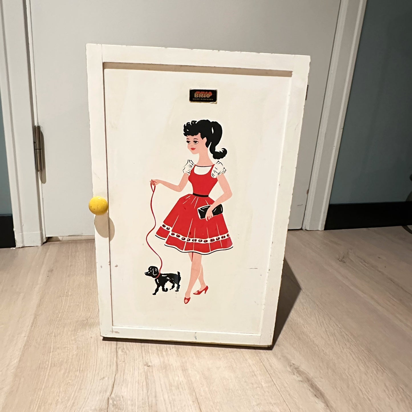 Gammelt klesskap / garderobe fra BRIO (passer til feks Barbie) fra 1960-talley