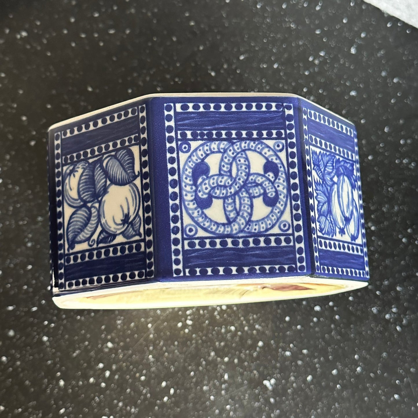 Flott kakeboks i porselen med stilig mønster fra Tyskland, 1985