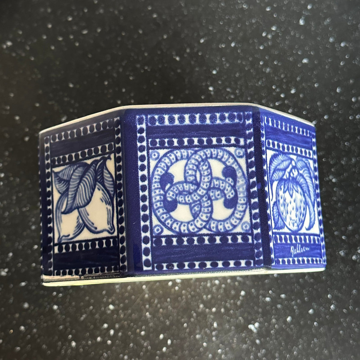 Flott kakeboks i porselen med stilig mønster fra Tyskland, 1985