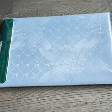 Vintage
Hvit DAMASK DUK - Ny i plast