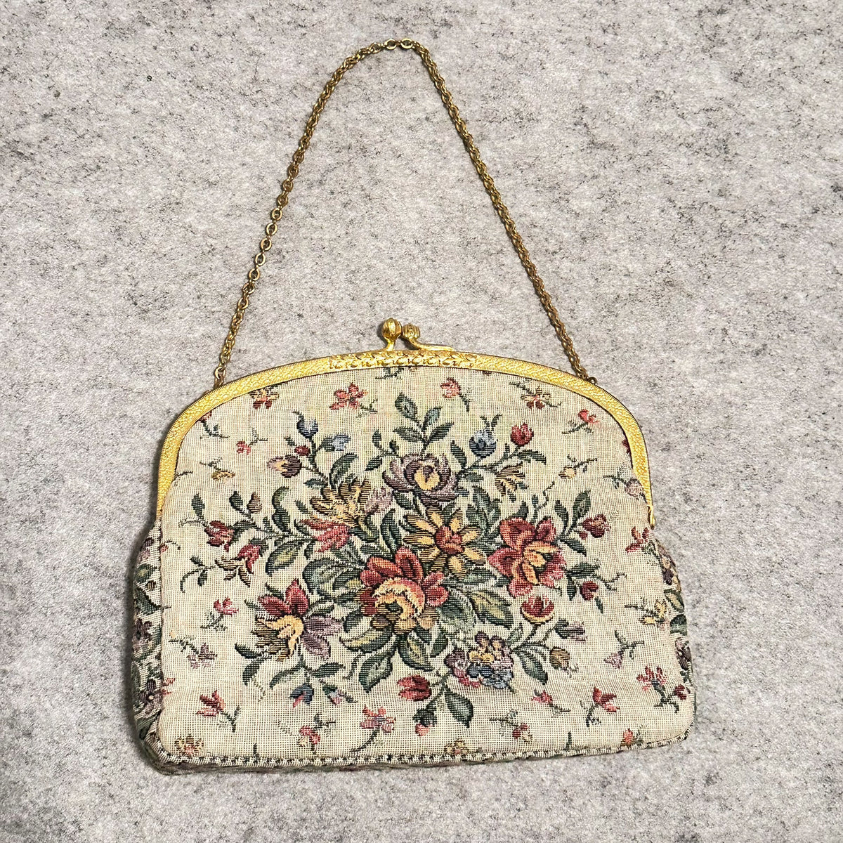 Vintage selskapsveske i tekstil med blomster. I flott stand