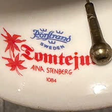 Klokke i porselen "Tomtejul" fra 1984. Rörstrand, Sweden