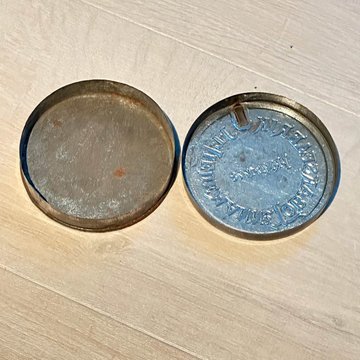 J. L. TIEDEMANNS - Gammel tobaksboks i metall