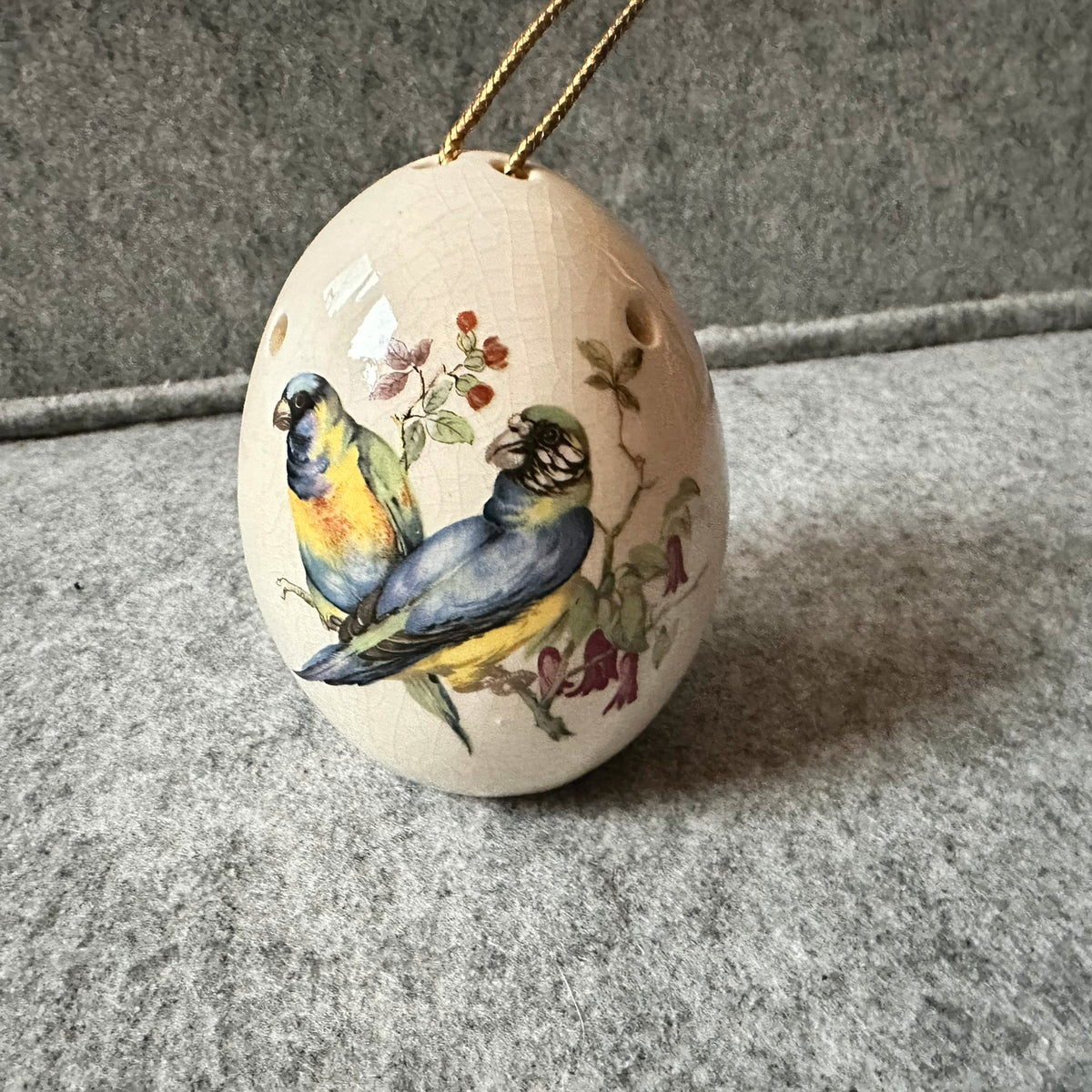 Vintage dekorativt egg Pomander med blomster og fugler.