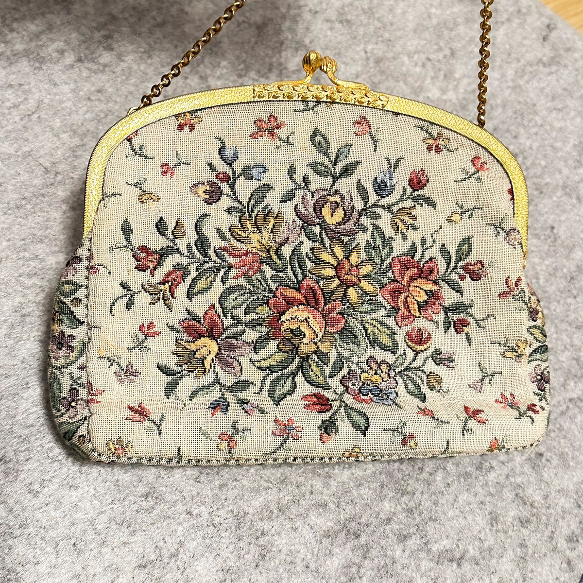 Vintage selskapsveske i tekstil med blomster. I flott stand