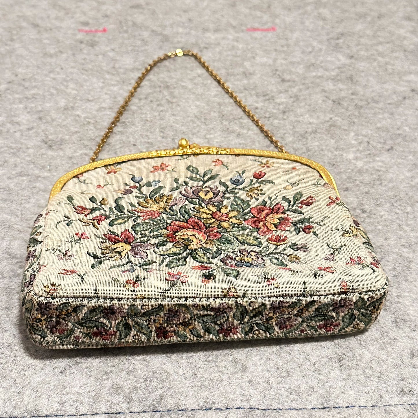 Vintage selskapsveske i tekstil med blomster. I flott stand