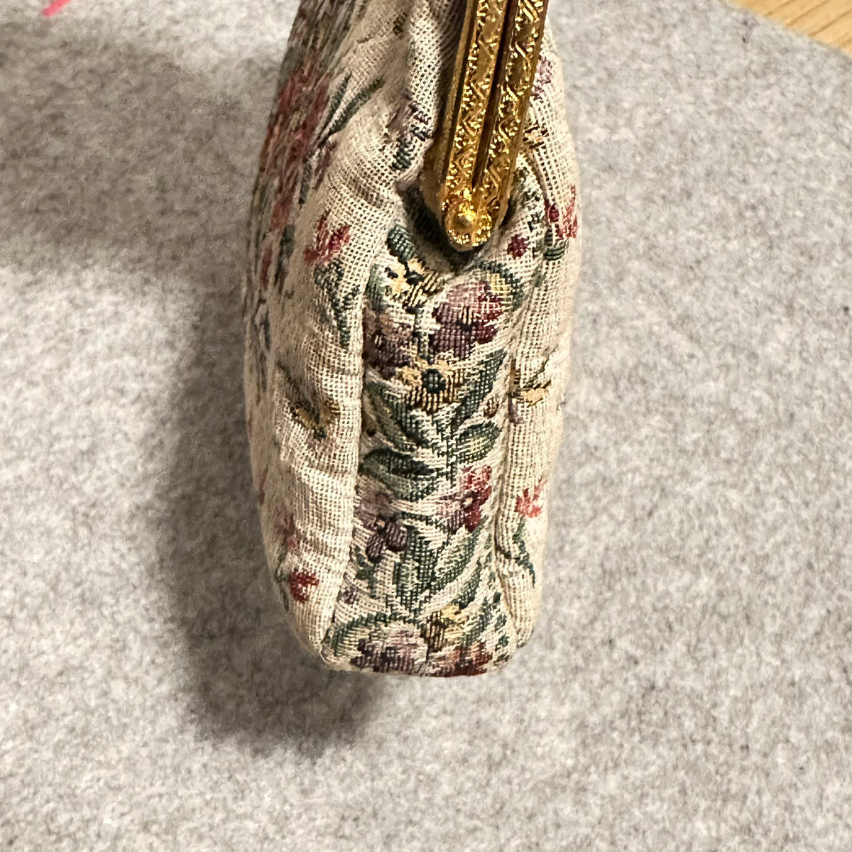 Vintage selskapsveske i tekstil med blomster. I flott stand