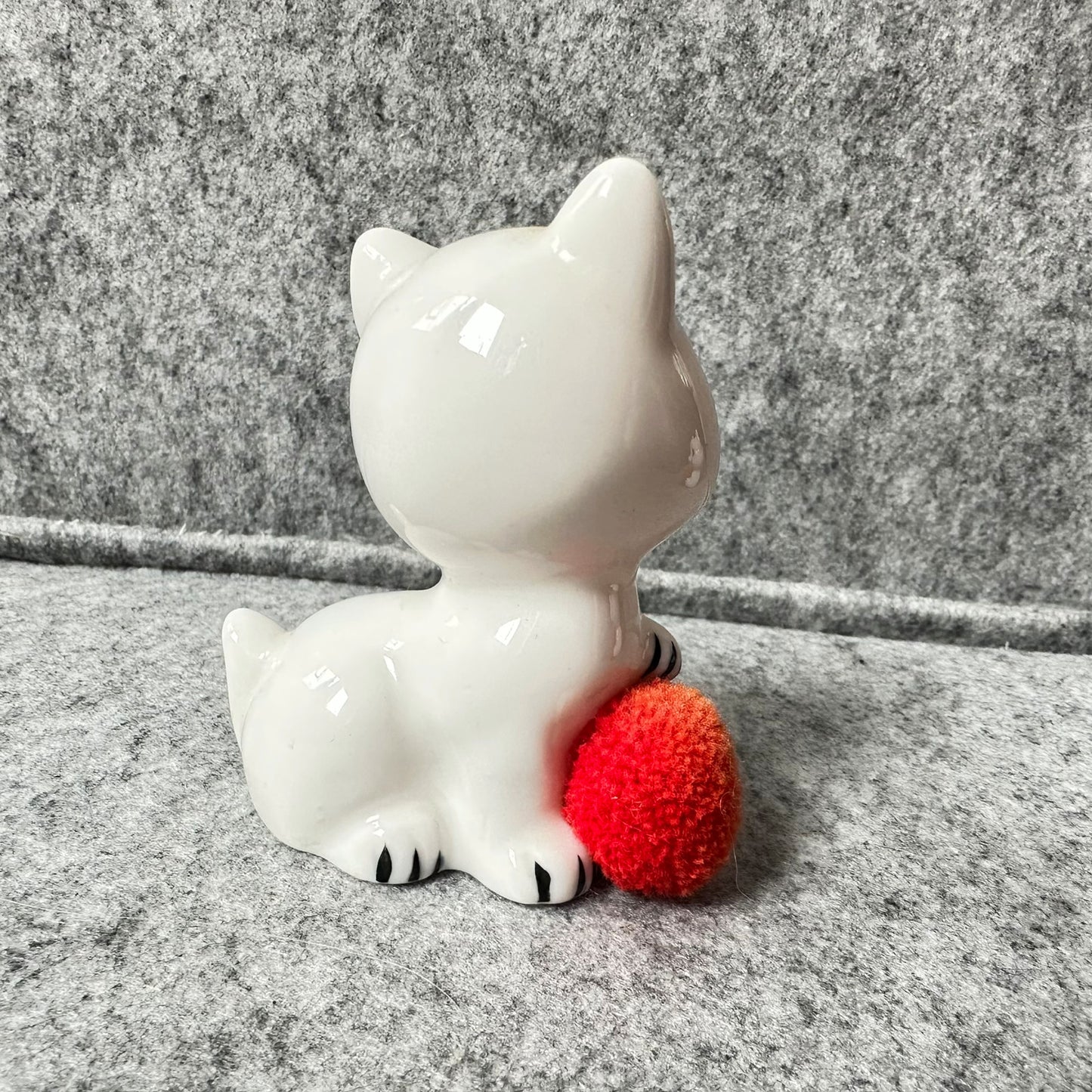 2 skjønne katter i porselen med ball av garn - vintage !