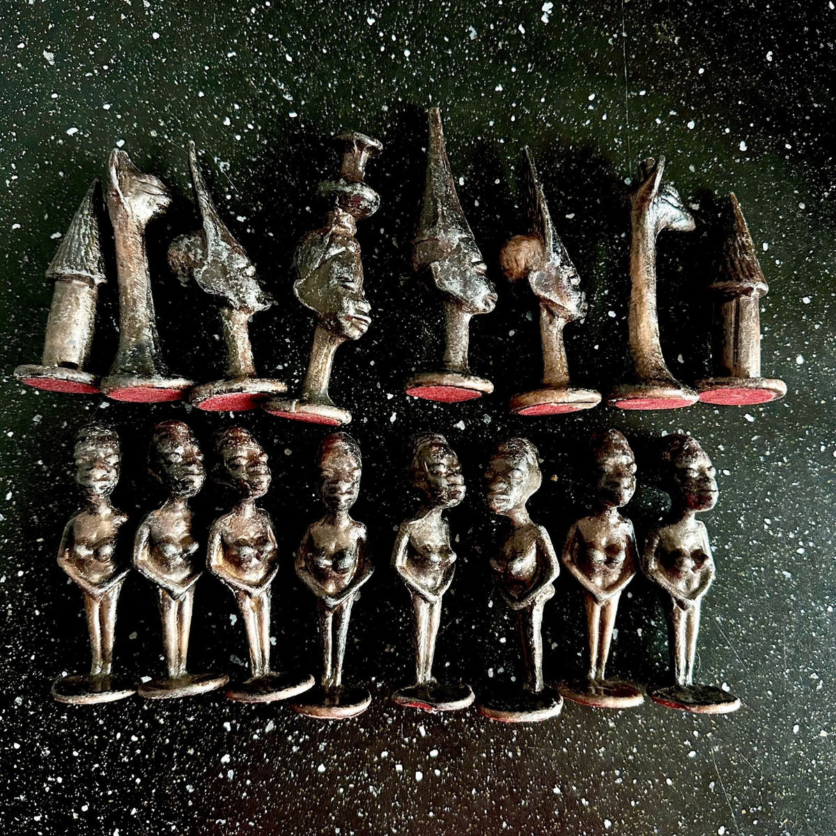 Vintage Svært sjeldent afrikansk Makonde-sjakk-figurer i metall.