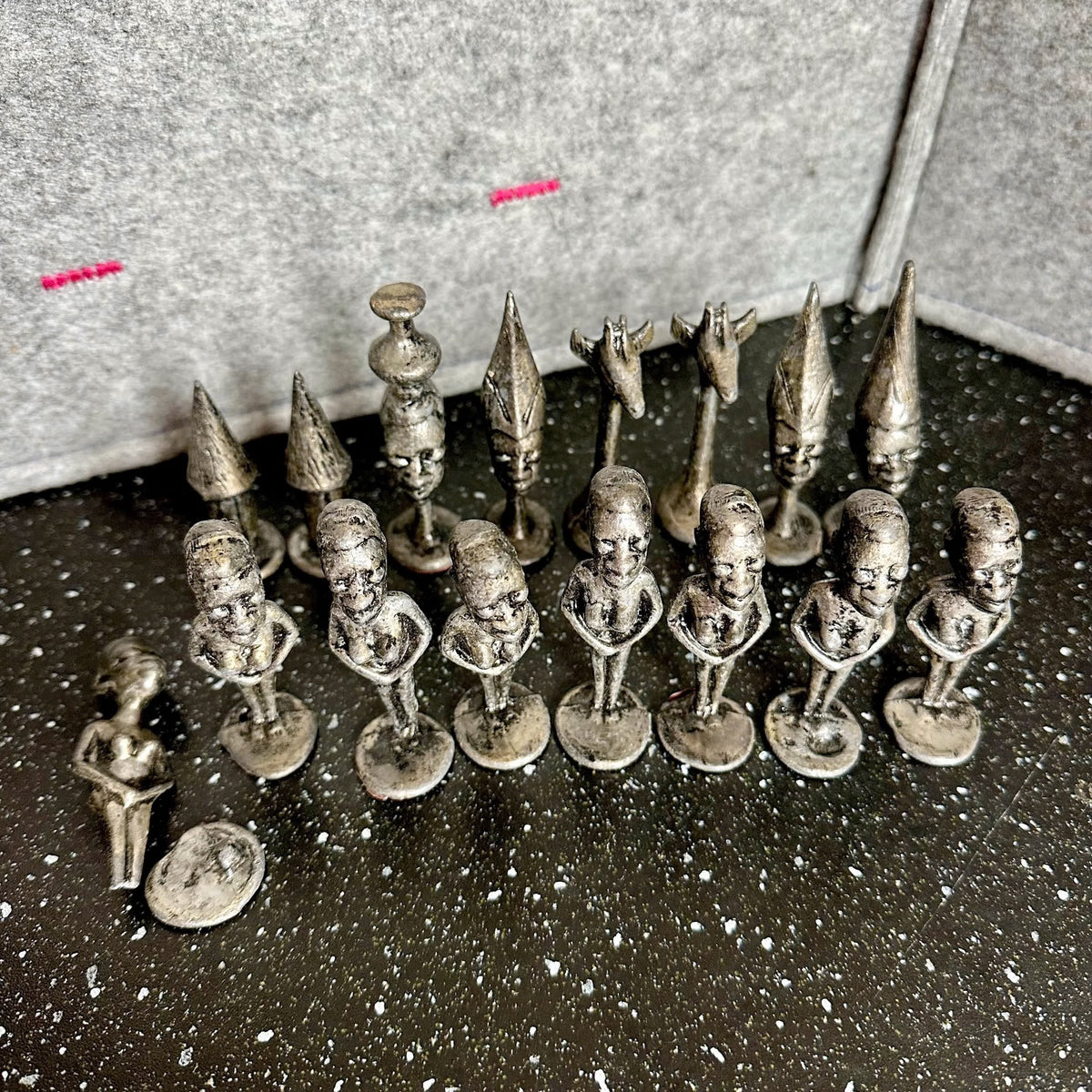 Vintage Svært sjeldent afrikansk Makonde-sjakk-figurer i metall.