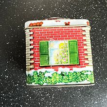Gammel metallboks - Julepynta hus