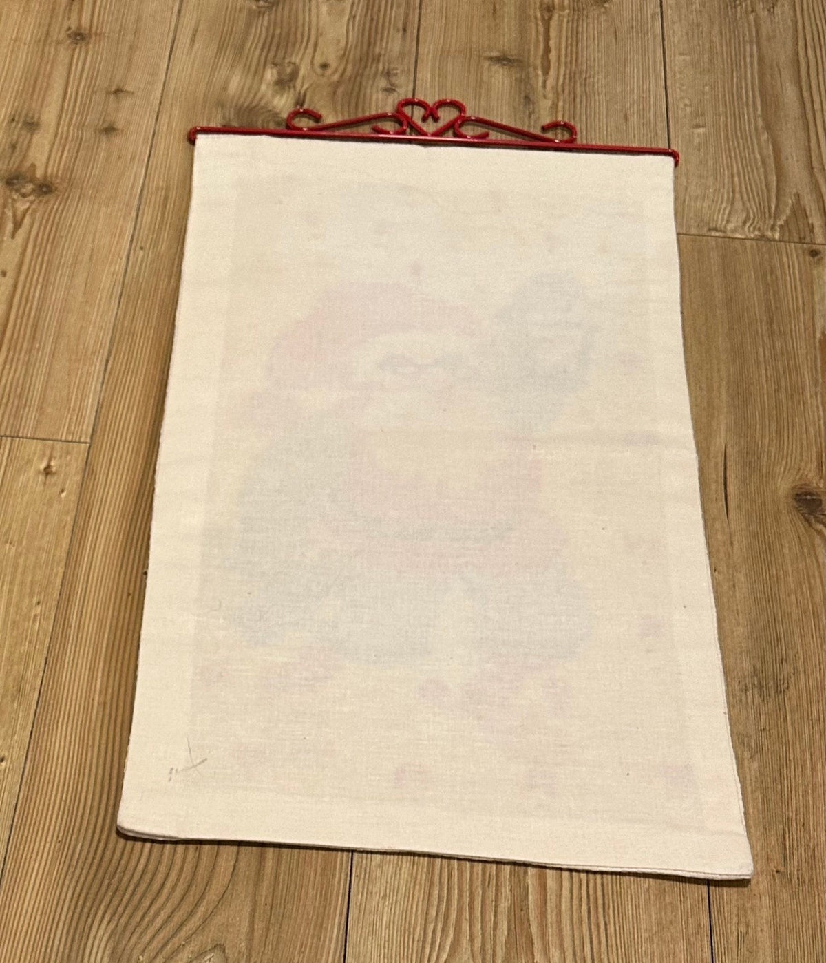 Flott håndbrodert julekalender med Julenisse og rødt beslag i metall (35 x 61cm)