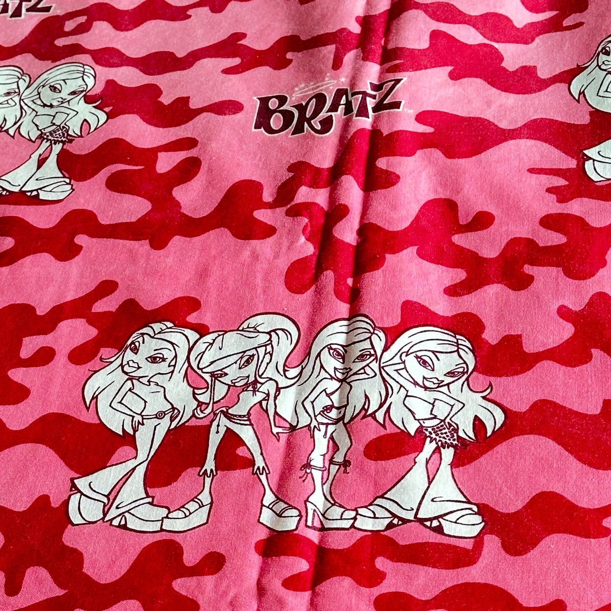 BRATZ - 2 stk gardin lengder (2004)
