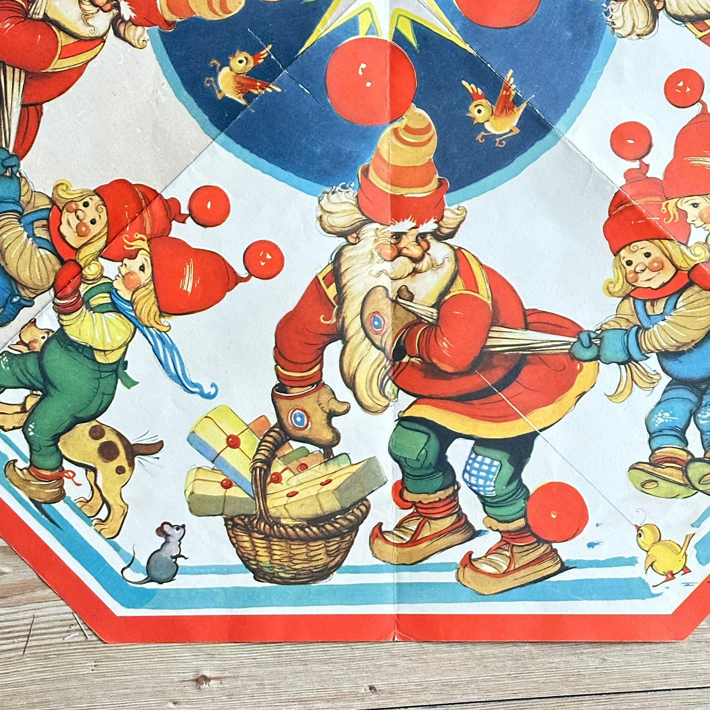 Gammel julepynt i papir (85,5 x 85,5cm)
