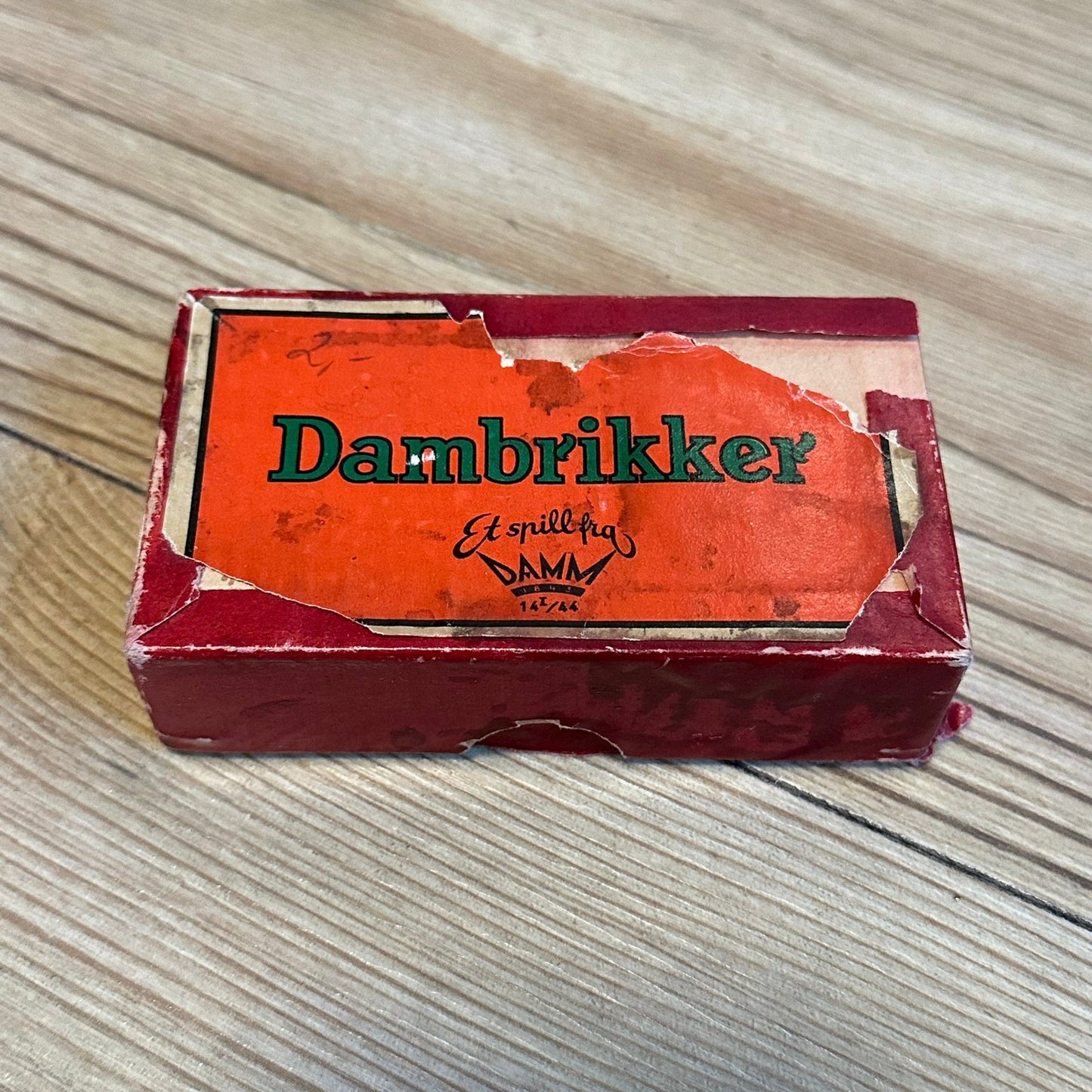 Gammel DAM eske fra DAMM med innhold