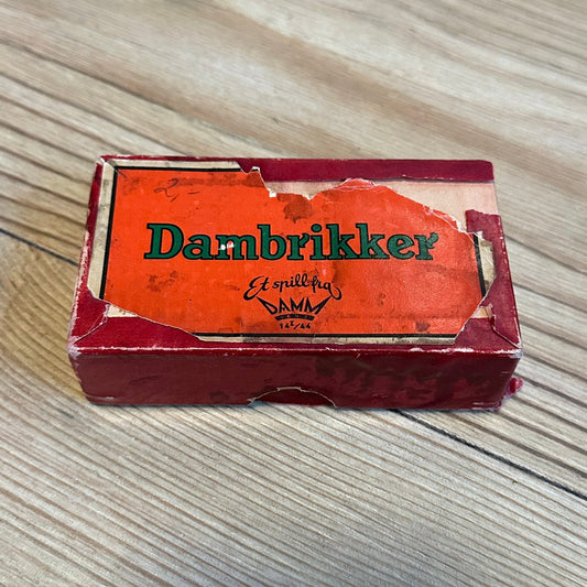 Gammel DAM eske fra DAMM med innhold