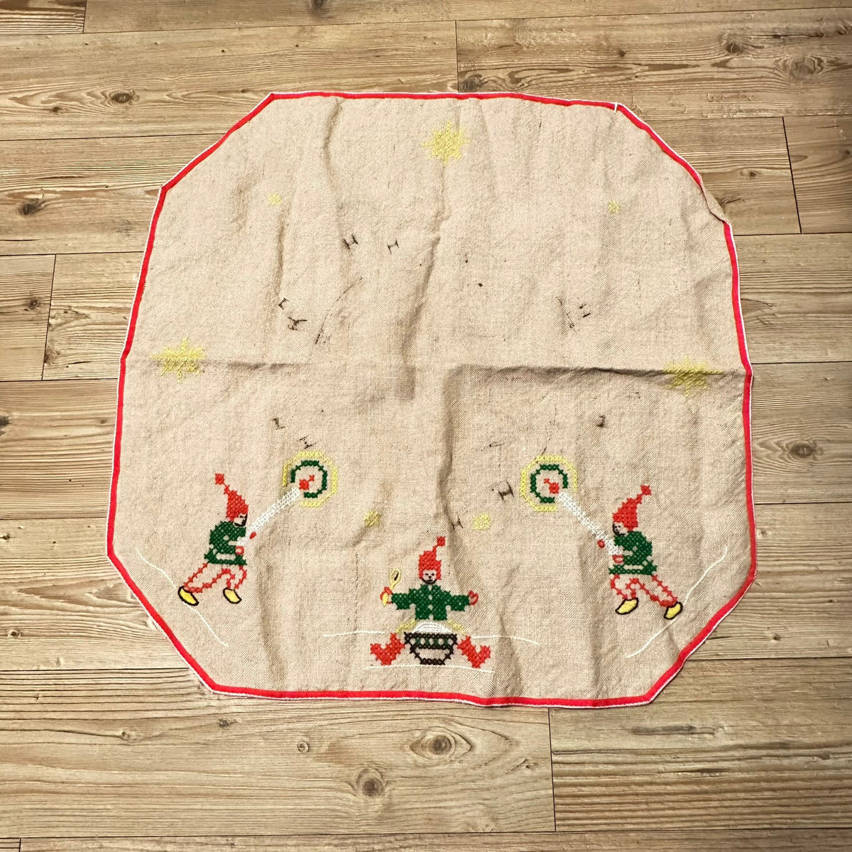 Håndbrodert juletreteppe / juletrematte