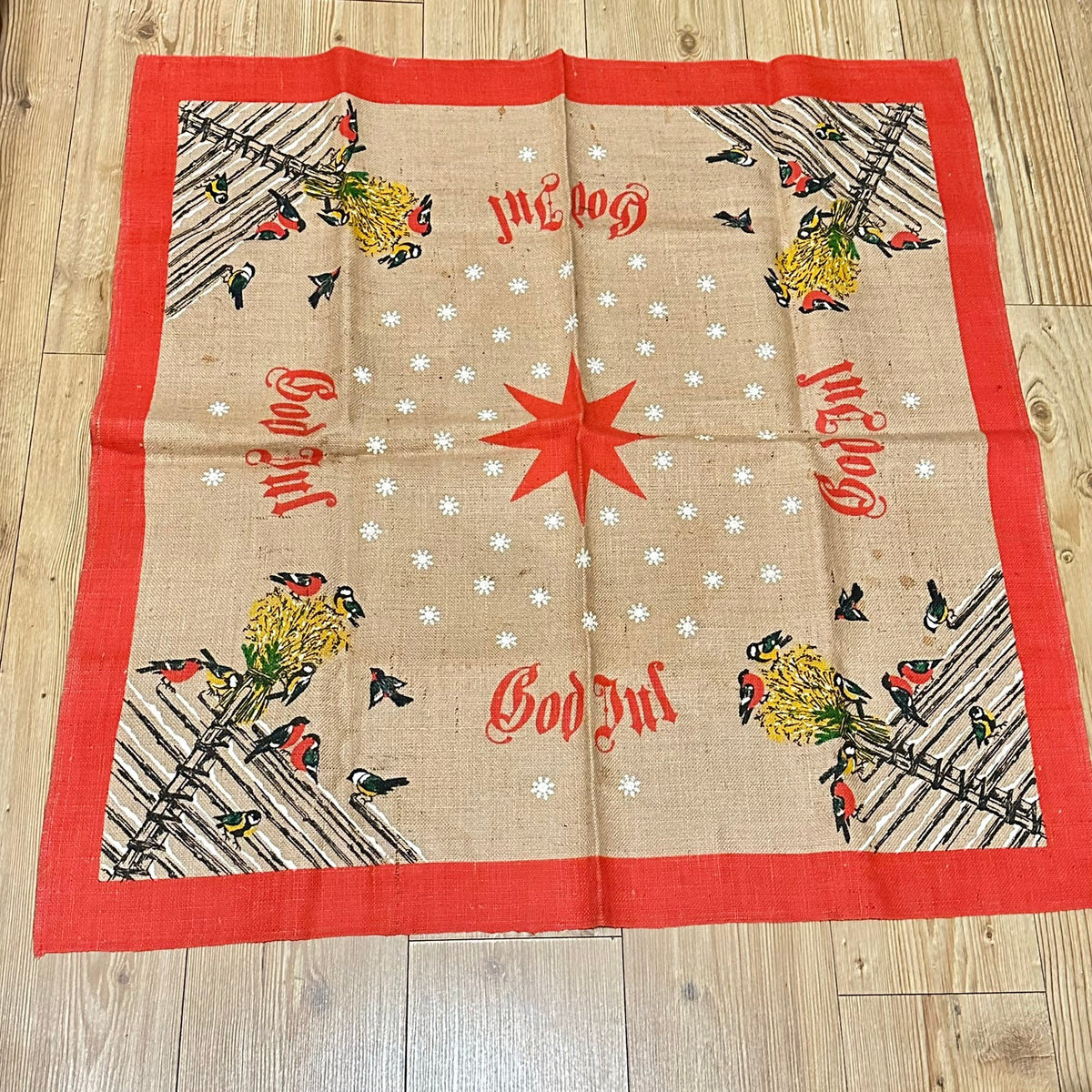 Vintage Juletreteppe i jute / strie med dompap og gulmeis