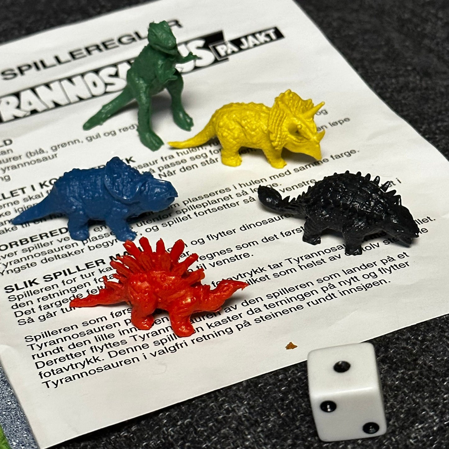 TYRANNOSAURUS PÅ JAKT (1990) - Komplett og Som ny !