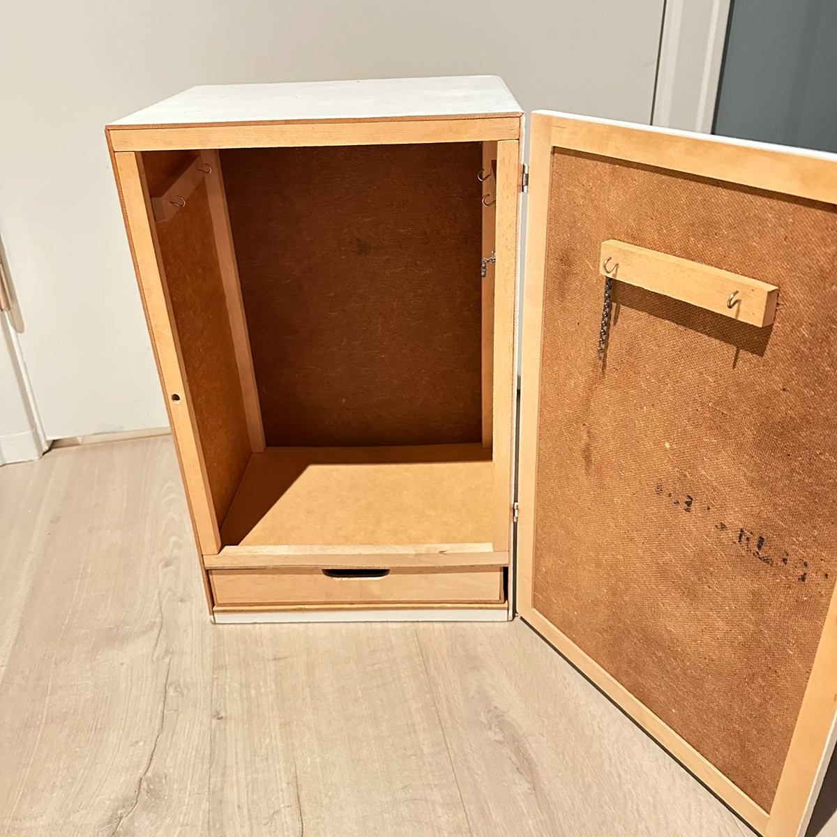 Gammelt klesskap / garderobe fra BRIO (passer til feks Barbie) fra 1960-talley