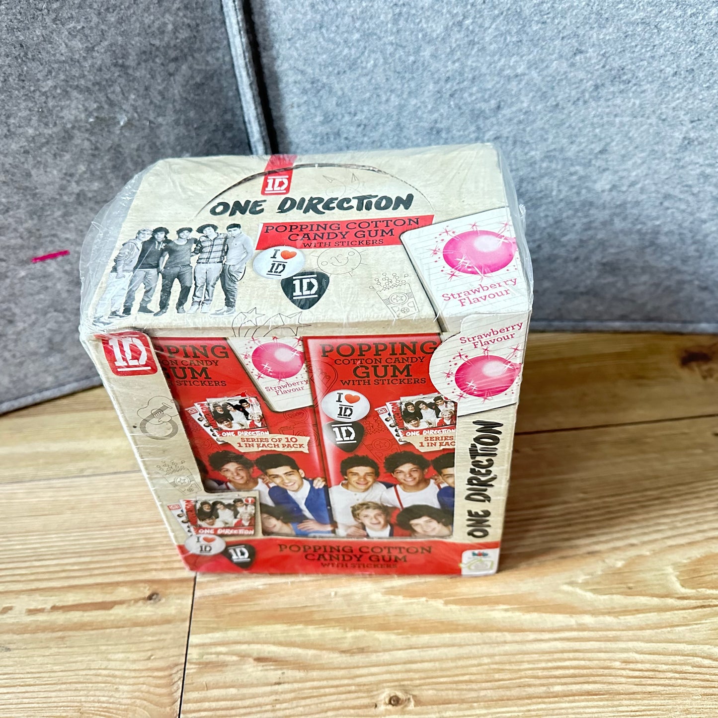 One Direction 
"Popping Cotton Candy Gum & stickers" (hel eske)