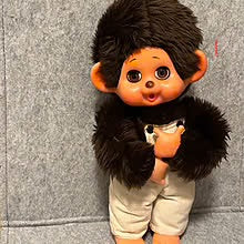 Monchhichi, 35cm, i brun pels med originale klær (1980-tall)